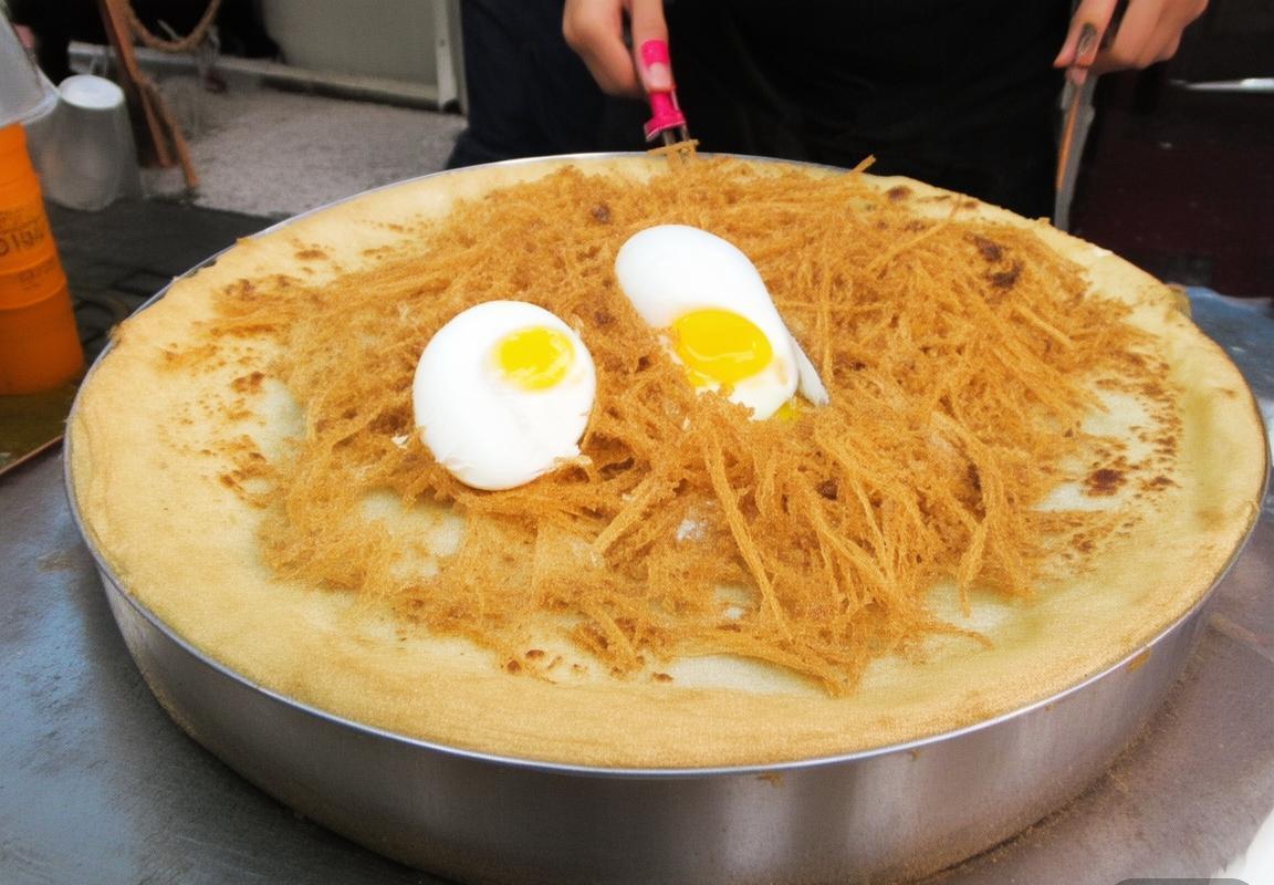 天津本地人吃的煎饼果子核心密码：纯绿豆面+果篦儿+双蛋，这才是正宗天津煎饼果子的灵魂