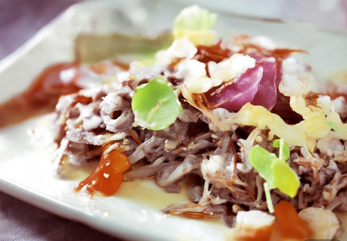 每个城市必吃的一道招牌菜：北京烤鸭、成都火锅、西安羊肉泡馍、武汉热干面——从苍蝇馆子到老字号，藏在中国巷子里的终极味蕾地图
