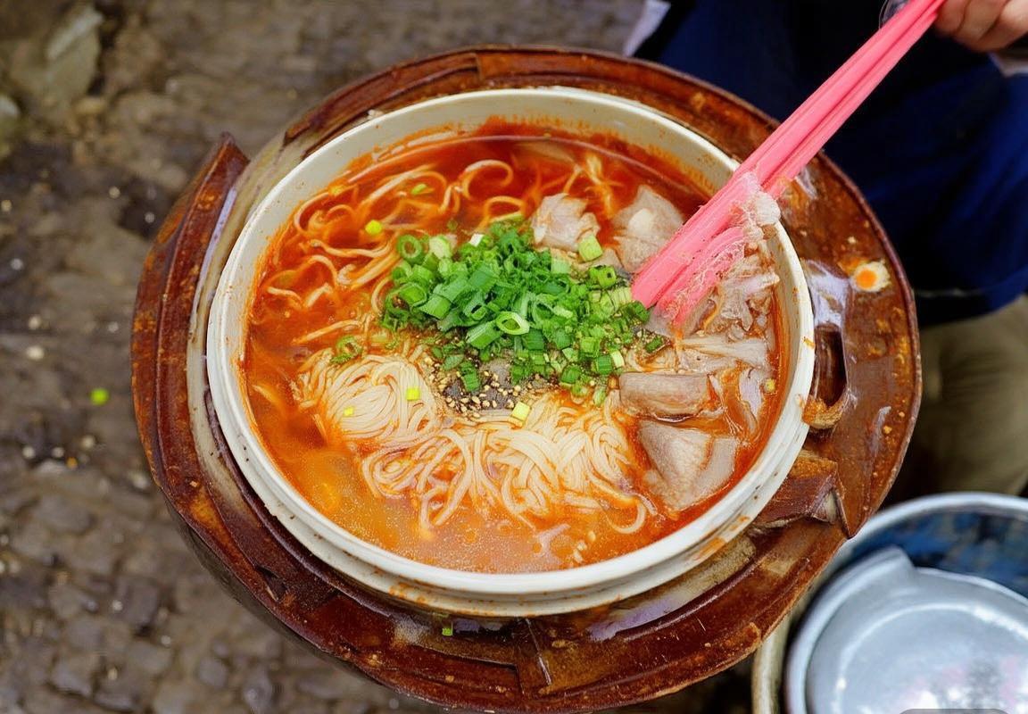 成都本地人常去的10家苍蝇馆子：肥肠粉与成都美食的苍蝇馆子指南
